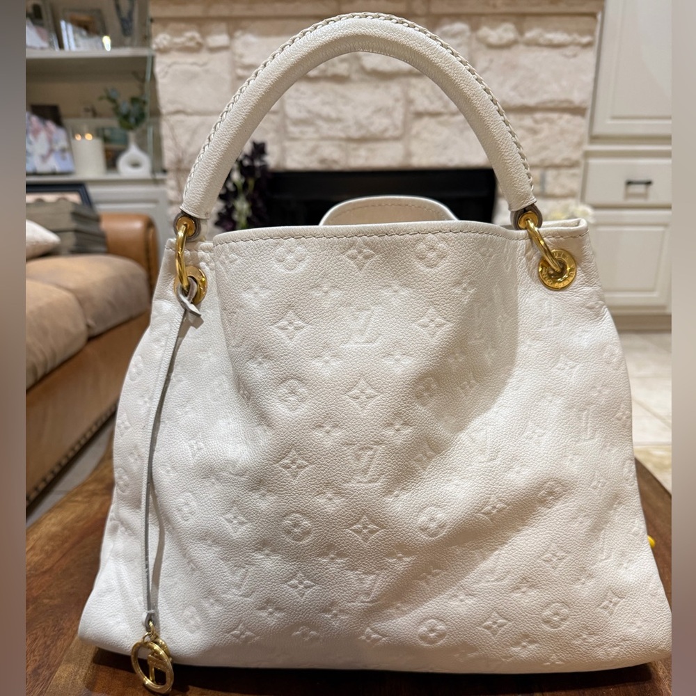 ❌❌SOLD❌❌🅰️authentic LV Artsy Empriente